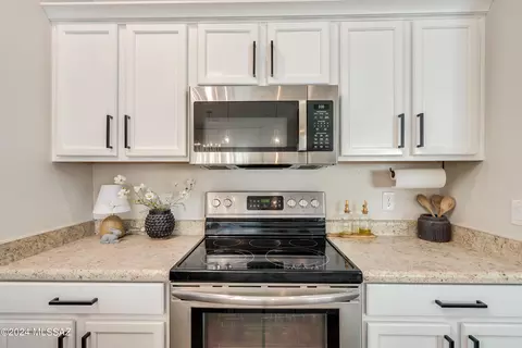 Kitchen - 6502 E Brushback Loop, Tucson, AZ 85756 photo 7 of 8