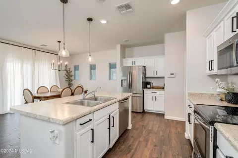 Kitchen - 6502 E Brushback Loop, Tucson, AZ 85756 photo 4 of 8