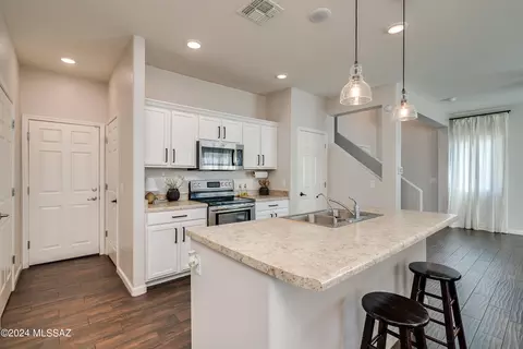 Kitchen - 6502 E Brushback Loop, Tucson, AZ 85756 photo 6 of 8