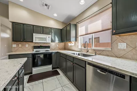 Kitchen - 5128 E Circulo Las Cabanas, Tucson, AZ 85711 photo 5 of 6