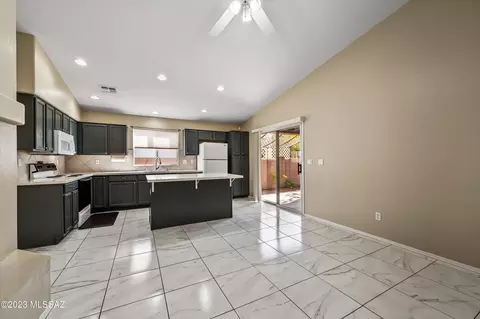 Kitchen - 5128 E Circulo Las Cabanas, Tucson, AZ 85711 photo 3 of 6