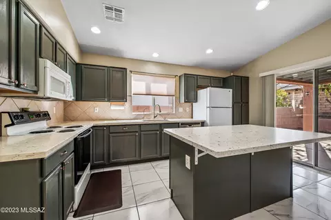 Kitchen - 5128 E Circulo Las Cabanas, Tucson, AZ 85711 photo 4 of 6