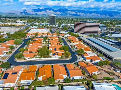 View/Area - 5128 E Circulo Las Cabanas, Tucson, AZ 85711 photo 1 of 2
