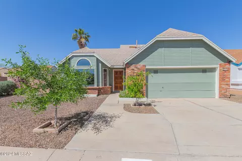 7801 N Roundstone Dr, Tucson, AZ 85741