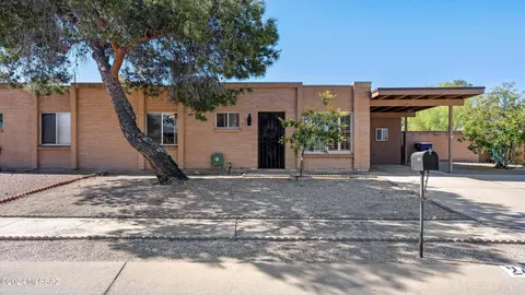 2425 S Rose Peak Dr, Tucson, AZ 85710