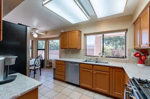Kitchen - 1116 E Haystack Dr, Oro Valley, AZ 85755 photo 3 of 6