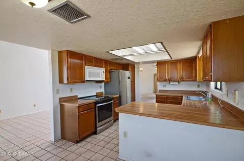 Kitchen - 9959 Eugenia Dr E, Tucson, AZ 85730 photo 1 of 4