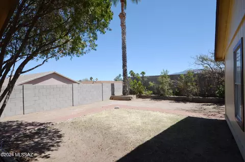 Exterior - 9959 Eugenia Dr E, Tucson, AZ 85730 photo 15 of 17