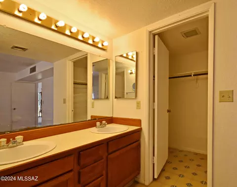 Bath - 9959 Eugenia Dr E, Tucson, AZ 85730 photo 3 of 4