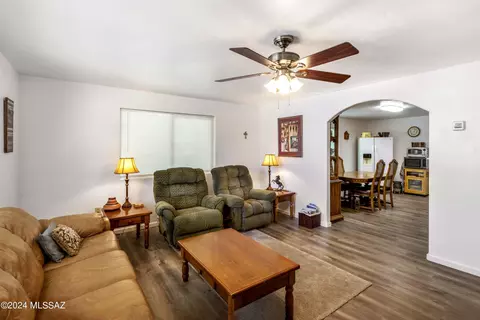 Living - 719 Riverside Dr, Mammoth, AZ 85618 photo 2 of 3