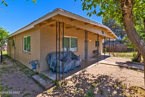 Exterior - 719 Riverside Dr, Mammoth, AZ 85618 photo 3 of 9