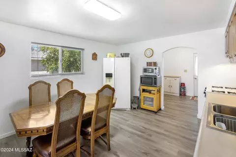 Dining - 719 Riverside Dr, Mammoth, AZ 85618 photo 1 of 2
