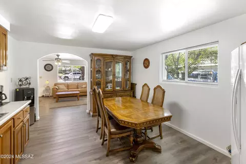 Dining - 719 Riverside Dr, Mammoth, AZ 85618 photo 2 of 2
