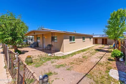 719 Riverside Dr, Mammoth, AZ 85618