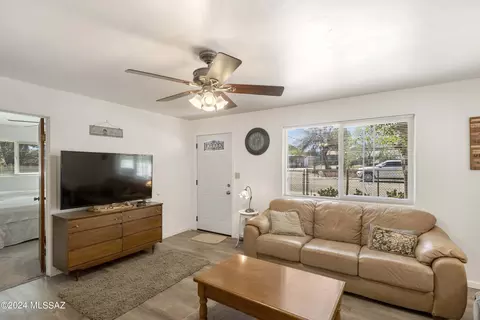 Living - 719 Riverside Dr, Mammoth, AZ 85618 photo 3 of 3