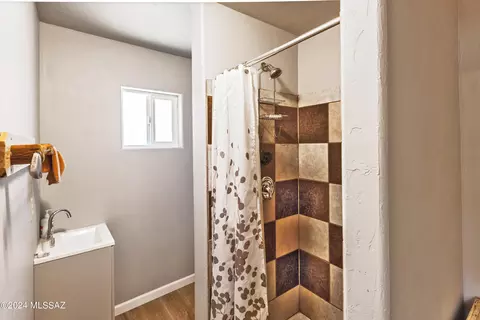 Bath - 719 Riverside Dr, Mammoth, AZ 85618 photo 1 of 2