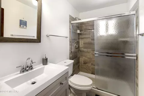 Bath - 719 Riverside Dr, Mammoth, AZ 85618 photo 2 of 2