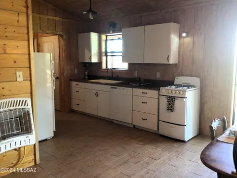 Kitchen - 27224 W Four Feathers Lp, Willcox, AZ 85643 photo 1 of 2