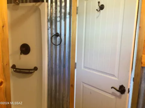 Bath - 27224 W Four Feathers Lp, Willcox, AZ 85643 photo 2 of 2