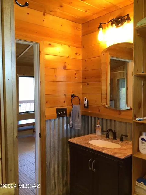 Bath - 27224 W Four Feathers Lp, Willcox, AZ 85643 photo 1 of 2