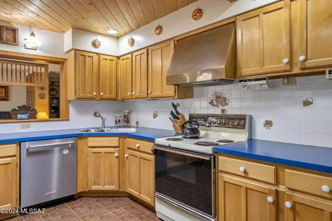 Kitchen - 4042 E Cooper St, Tucson, AZ 85711 photo 3 of 4