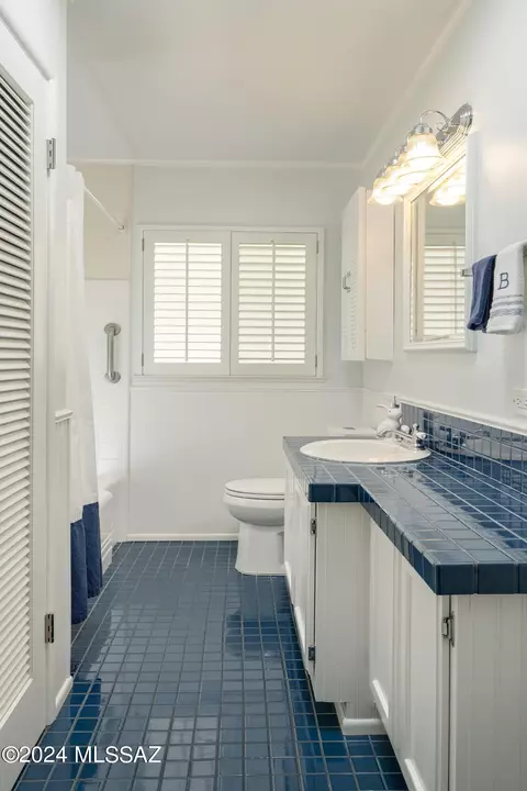 Bath - 4042 E Cooper St, Tucson, AZ 85711 photo 2 of 2