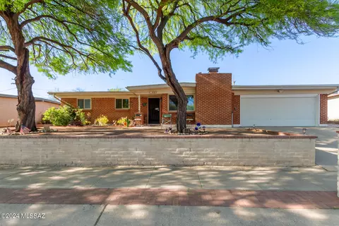 762 W Edgewater Dr, Tucson, AZ 85704