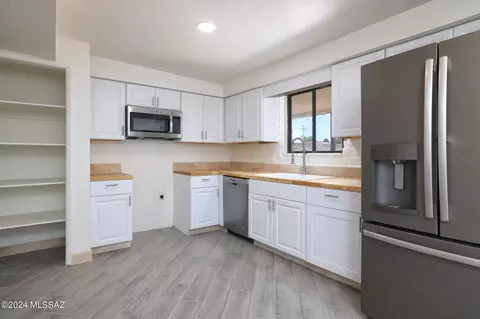 Kitchen - 7402 E Perth Pl, Tucson, AZ 85730 photo 2 of 8