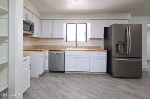 Kitchen - 7402 E Perth Pl, Tucson, AZ 85730 photo 4 of 8