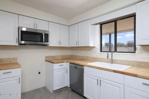 Kitchen - 7402 E Perth Pl, Tucson, AZ 85730 photo 3 of 8