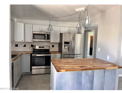 9343 E Old Spanish Trl, Tucson, AZ 85710