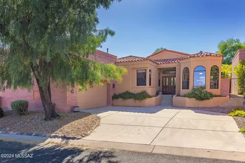8631 N Gary Player Dr, Tucson, AZ 85742