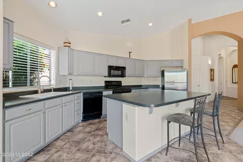 Kitchen - 7812 E Sam Hill Pl, Tucson, AZ 85750 photo 1 of 4