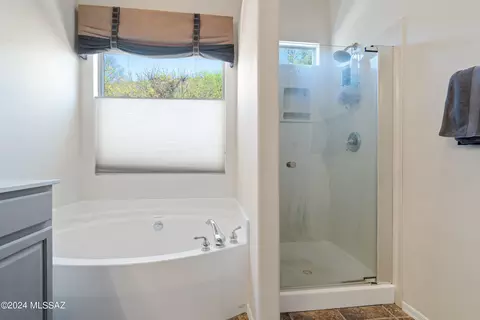 Bath - 7812 E Sam Hill Pl, Tucson, AZ 85750 photo 2 of 4