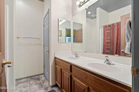 Bath - 7812 E Sam Hill Pl, Tucson, AZ 85750 photo 3 of 4