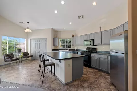 Kitchen - 7812 E Sam Hill Pl, Tucson, AZ 85750 photo 2 of 4