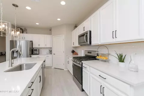 Kitchen - 13935 E Silver Pine Trl, Vail, AZ 85641 photo 3 of 4