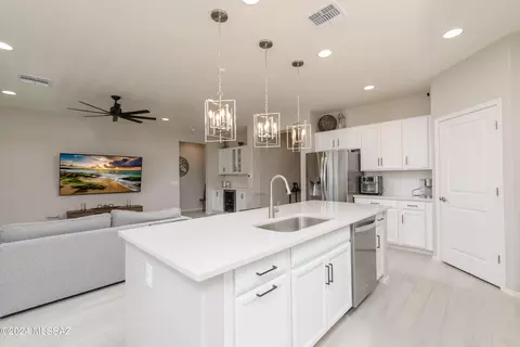 Kitchen - 13935 E Silver Pine Trl, Vail, AZ 85641 photo 4 of 4