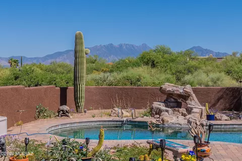 725 W Paseo Del Canto, Green Valley, AZ 85622