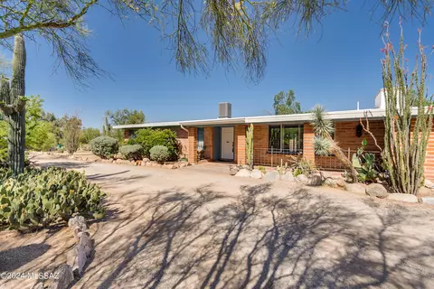 1050 W San Nicolas Cir, Tucson, AZ 85704