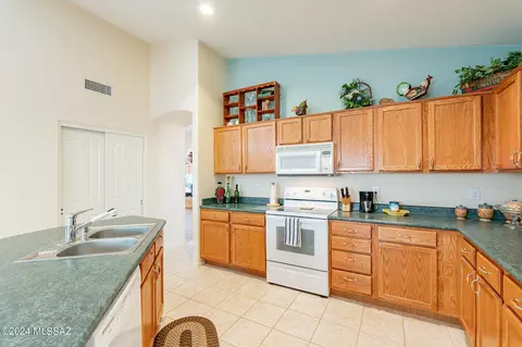 Kitchen - 62341 E Amberwood Dr, Saddlebrooke, AZ 85739 photo 3 of 5