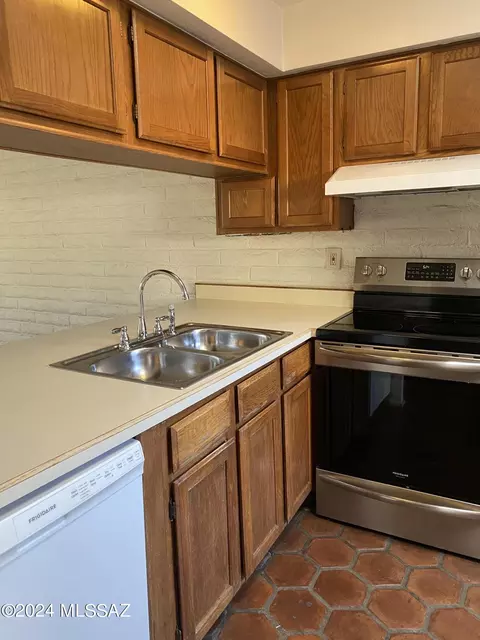 7724 E Kenyon Dr, Tucson, AZ 85710 photo 5