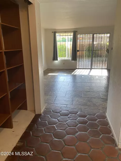 7724 E Kenyon Dr, Tucson, AZ 85710 photo 3