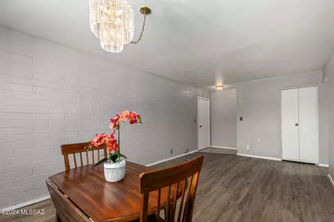Dining - 8060 E Broadway Blvd #E-112, Tucson, AZ 85710 photo 4 of 5