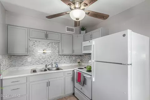 Kitchen - 8060 E Broadway Blvd #E-112, Tucson, AZ 85710 photo 3 of 3