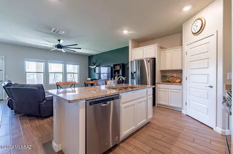 Kitchen - 525 W Grantham St, Vail, AZ 85641 photo 4 of 4