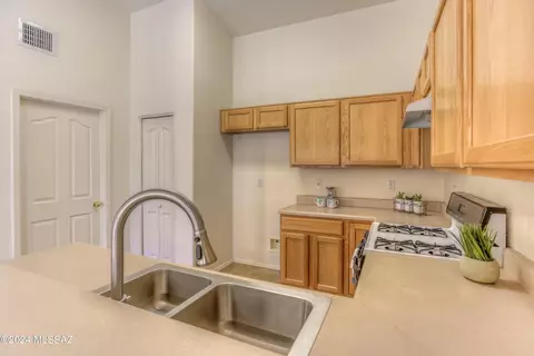 9774 E Paseo San Ardo, Tucson, AZ 85747 photo 4