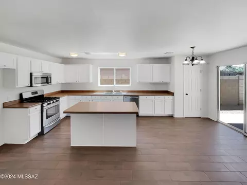 5894 E Cedarbird Dr, Tucson, AZ 85756 photo 2