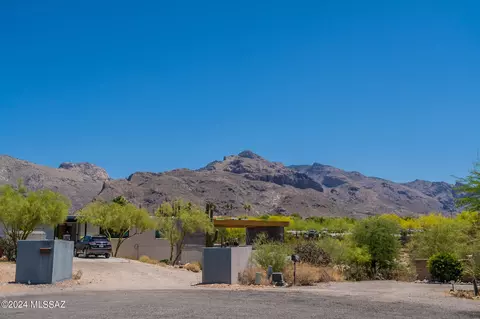 1322 E Thunderhead Cir, Tucson, AZ 85718