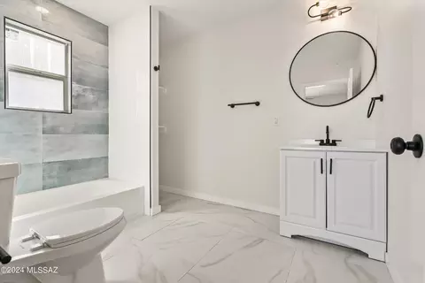 Bath - 1069 E Irwin Pl, Tucson, AZ 85719 photo 2 of 4